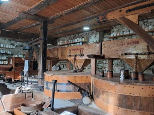 une chambre avec un bouquet de tonneaux de vin dans un bâtiment dans l'établissement appartement, à Carla-de-Roquefort