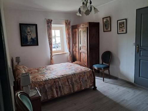 une chambre avec un lit, une chaise et une fenêtre dans l'établissement appartement, à Carla-de-Roquefort
