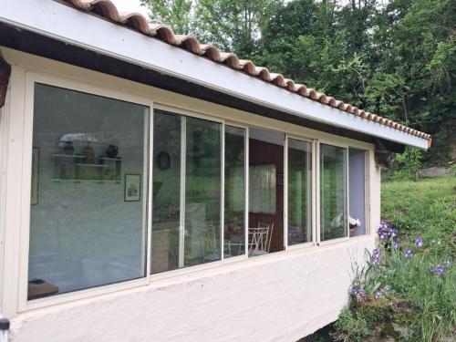 - une terrasse couverte couverte avec des fenêtres dans l'établissement appartement, à Carla-de-Roquefort