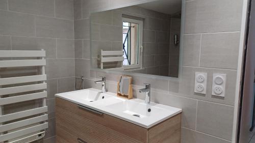 une salle de bain avec un lavabo blanc et un miroir dans l'établissement Un écrin de calme envoutant !, à Andernos-les-Bains