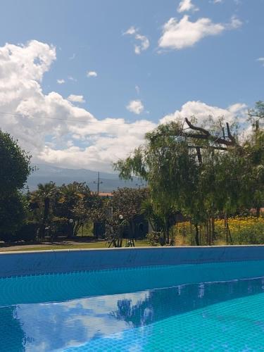 Bazén v ubytování Villa Nadira nebo v jeho okolí