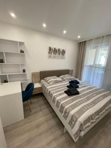 une chambre avec un lit et une chaise bleue dans l'établissement Appartement neuf près de la mer, à Nice