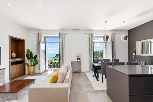 un salon avec un canapé et une table dans l'établissement Somptueux appartement - Riviera Palace - Parking, à Menton