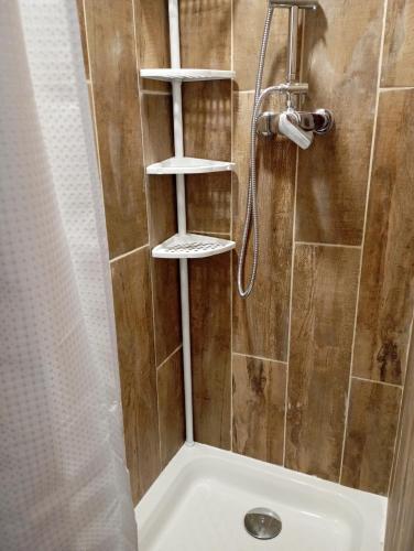 La salle de bains est pourvue d'une douche et d'une baignoire. dans l'établissement Maison St jean de monts 500 m de la plage, à Saint-Jean-de-Monts