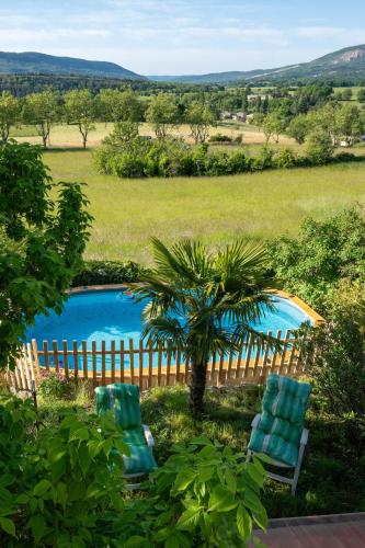 Photo de la galerie de l'établissement House with large garden and pool, à Ongles