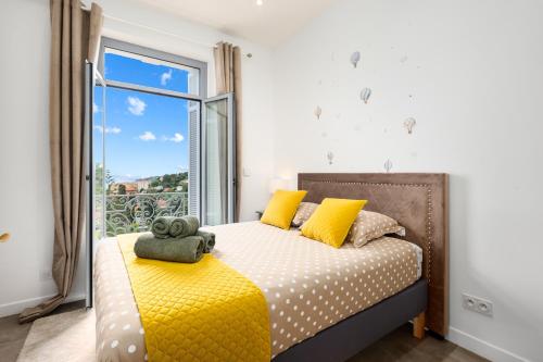 une chambre avec un lit avec un ours en peluche dessus dans l'établissement Somptueux appartement - Riviera Palace - Parking, à Menton