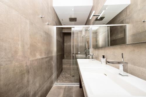 une salle de bain avec deux lavabos et un miroir dans l'établissement Somptueux appartement - Riviera Palace - Parking, à Menton