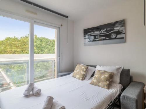 un salon avec un canapé et une grande fenêtre dans l'établissement Appartement t2 pour 4 avec parking, à Tasdon