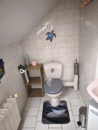 une petite salle de bain avec toilettes et lavabo dans l'établissement la ferme des bigornes, à Châtillon-sur-Indre