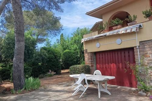 House 8p with garden 10 min walk from the sea