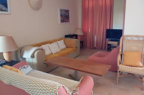 un salon avec un canapé, une table et des chaises dans l'établissement House 8p with garden 10 min walk from the sea, à Saint-Raphaël
