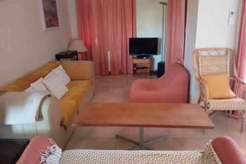 un salon avec un canapé, des chaises et une table dans l'établissement House 8p with garden 10 min walk from the sea, à Saint-Raphaël