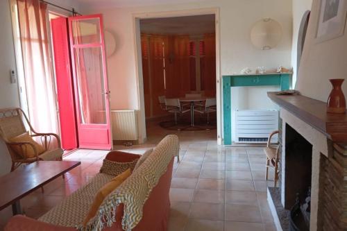 - un salon avec une cheminée, une table et des chaises dans l'établissement House 8p with garden 10 min walk from the sea, à Saint-Raphaël