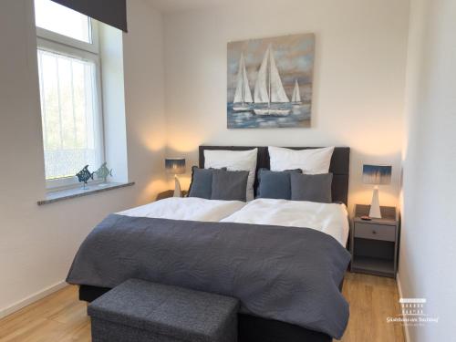 a large bedroom with a large bed with a largeificantificantificantificantificantificant at Komfort Ferienwohnungen mit Wellness-Garten - Gästehaus am Bachlauf - Losheim am See in Losheim