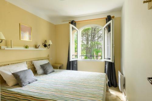 Postel nebo postele na pokoji v ubytování Village Le Rouret - maison avec piscines partagées