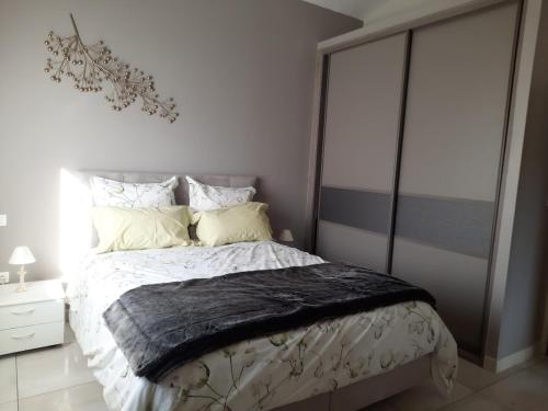 une chambre avec un lit avec une couverture noire dessus dans l'établissement Maison en Provence, à Jouques