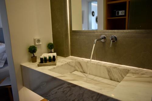 y baño con bañera grande con ducha. en Northia Luxury Villas, en Thólos