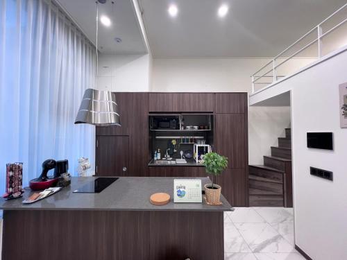 ソウルにあるCozy Modern House Seoul, 서울 DDP 동대문の電子レンジ付きのカウンタートップを備えたキッチン