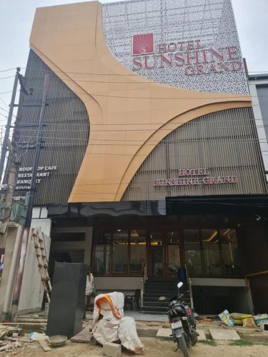 ゴーラクプルにあるHotel Sunshine Grandの正面にバイクが停まった建物