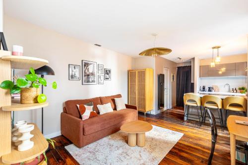 un salon avec un canapé et une table dans l'établissement Chambre au calme près du Père-Lachaise, à Paris