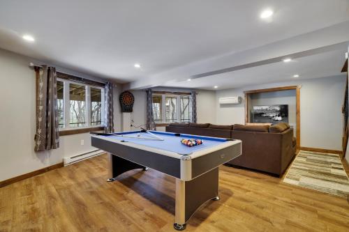 Τραπέζι μπιλιάρδου στο Lakeview Escape With Hot Tub & Fire Pit