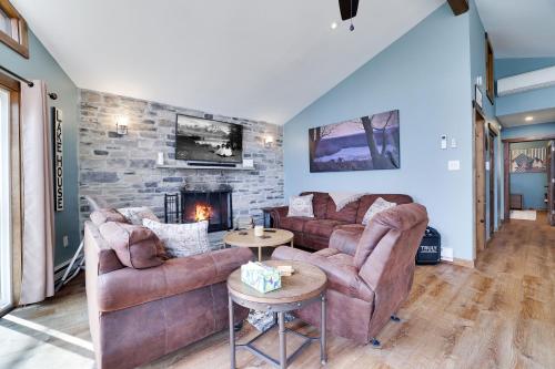 Χώρος καθιστικού στο Lakeview Escape With Hot Tub & Fire Pit