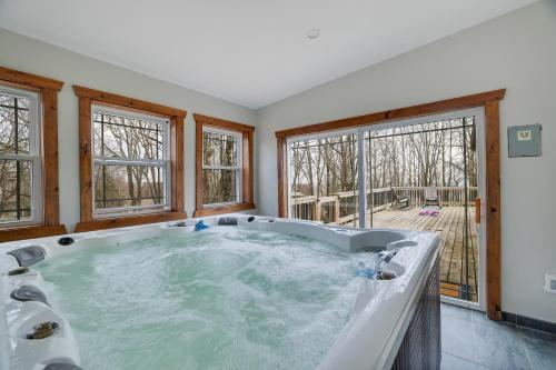 Φωτογραφία από το άλμπουμ του Lakeview Escape With Hot Tub & Fire Pit σε Lake Harmony