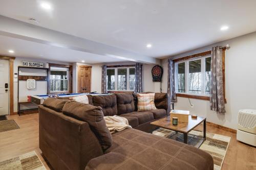 Χώρος καθιστικού στο Lakeview Escape With Hot Tub & Fire Pit