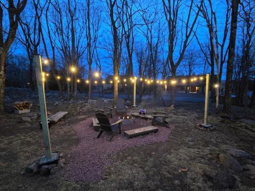 Φωτογραφία από το άλμπουμ του Lakeview Escape With Hot Tub & Fire Pit σε Lake Harmony