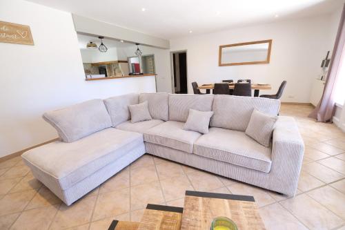 un salon avec un canapé et une table dans l'établissement Villa overlooking the Alpilles Saint Remy de Provence LS1-454, à Saint-Rémy-de-Provence