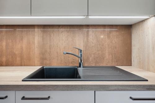 a kitchen with a black sink in a counter at Prackfolerhof in Fie allo Sciliar