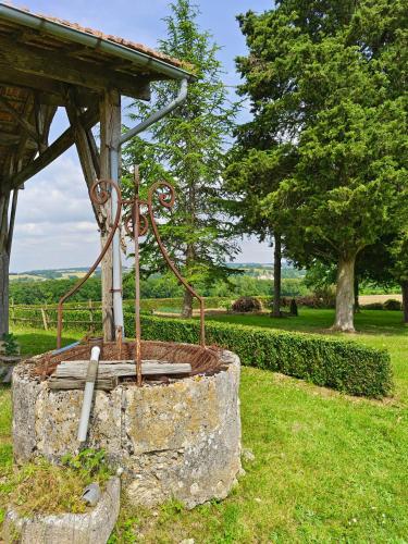 Taman di luar Gite Le Solquirit - avec piscine et vue imprenable