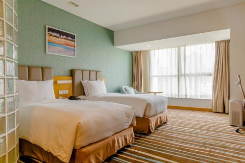 a hotel room with two beds and a window at Holiday Inn Express Xi'an North by IHG in Xi'an