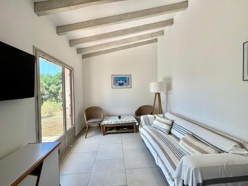 un salon avec un canapé et une table dans l'établissement Appartement 317 Paesollu Porticcio, à Porticcio