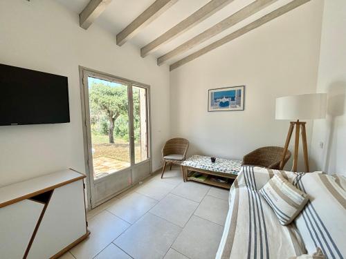 un salon avec un canapé et une télévision dans l'établissement Appartement 317 Paesollu Porticcio, à Porticcio