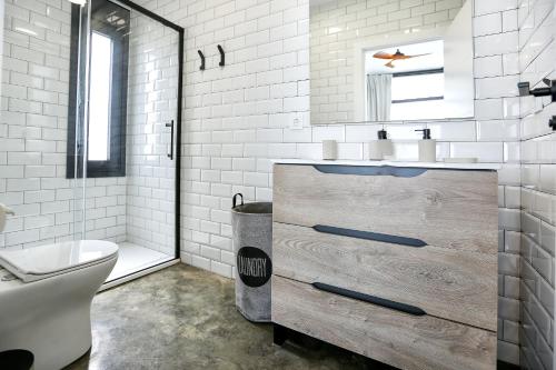 a bathroom with a sink and a toilet and a tub at Villa Guadiana Golf 2 in Ayamonte