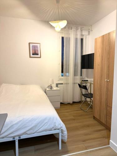 une chambre avec un lit, un bureau et une chaise dans l'établissement M11 Marquer Studio le Clos Fleury, à Annemasse