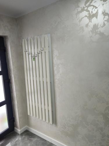 a white wall with a radiator in a room at SorinaApartament2 in Tîrgu Neamţ