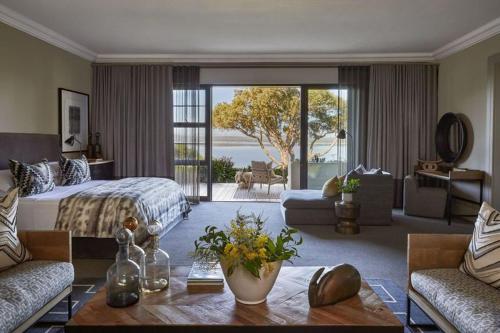 En eller flere senge i et værelse på The Thatch House Boutique Hotel, Hermanus