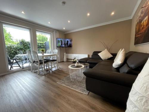 a living room with a couch and a table at Ferienwohnung drei Eichen in Isernhagen