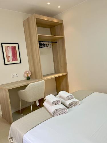 a bedroom with a bed and a chair and a mirror at Osito Hub - Florista in Valencia