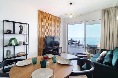 ein Wohnzimmer mit Tisch und Couch in der Unterkunft Vista Verde - Bayview Hills Luxury Resort with free padel & spa in Torrox