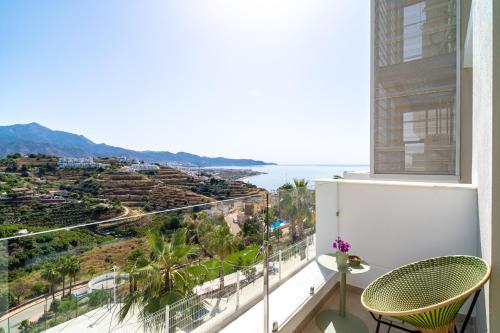 ein Balkon mit Blick auf das Meer in der Unterkunft Vista Verde - Bayview Hills Luxury Resort with free padel & spa in Torrox