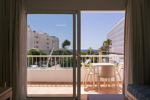 Photo de la galerie de l'établissement Vistamar I - MC Apartments Ibiza, à Playa d'en Bossa