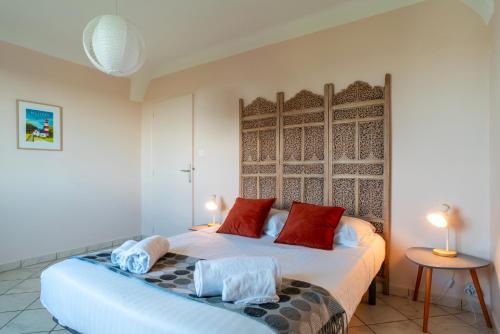 une chambre avec un lit avec deux oreillers dessus dans l'établissement Ty-Ruz - Maison familiale proche plages Billiers, à Billiers