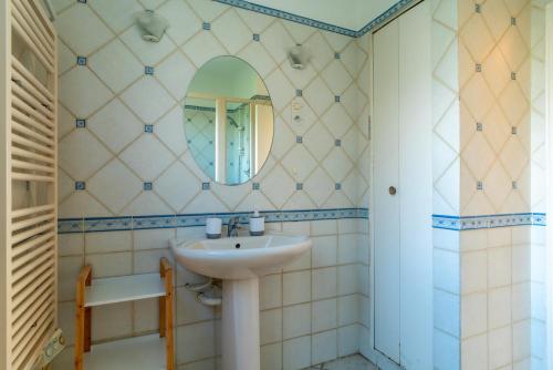 une salle de bain avec un lavabo et un miroir dans l'établissement Ty-Ruz - Maison familiale proche plages Billiers, à Billiers