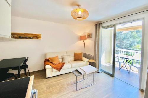 - un salon avec un canapé et un piano dans l'établissement Bright apartment for 4 - near beach, à Saint-Raphaël