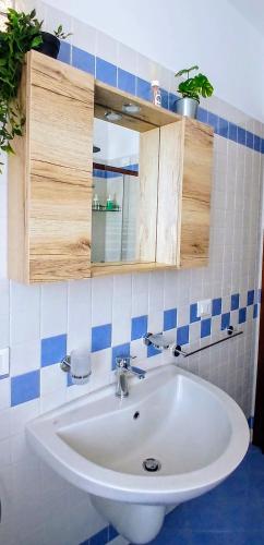 a bathroom with a white sink and a mirror at Mi casa es tu casa in Pordenone