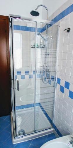 a shower with a glass door in a bathroom at Mi casa es tu casa in Pordenone