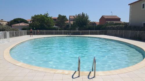 - une grande piscine d'eau bleue dans la cour dans l'établissement Pretty Villa Narbone with pool 200 m beach, à Narbonne